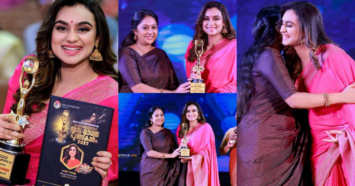 Lakshmi-Nakshathra-Received-Award-from-chippy-1